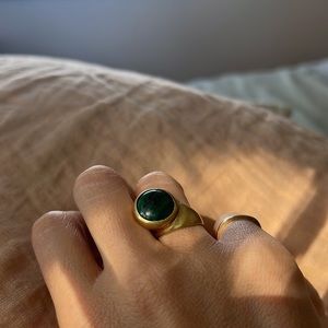 Faris Offset ring in brass with malachite